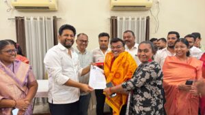 Sujay Vikhe : शिर्डीतील राजवाडा परिसरातील निवासी अतिक्रमणे नियमाकुल; लाभार्थ्यांना मालकी हक्कांचे पट्टे वितरित img 20261026 wa0004